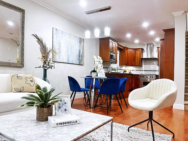 3 1135 Barclay Street