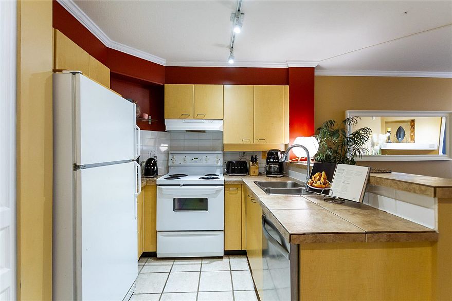 210 1989 Dunbar Street