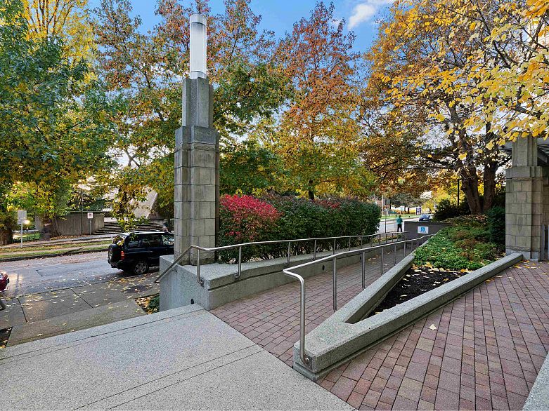 1206 1005 Beach Avenue