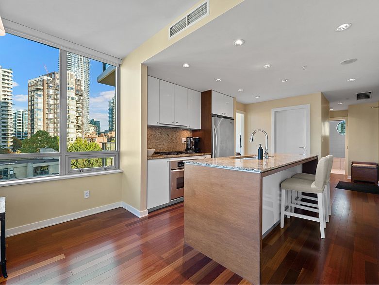 1206 1005 Beach Avenue