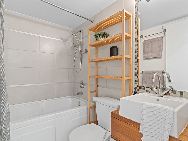 201 4315 Fraser Street