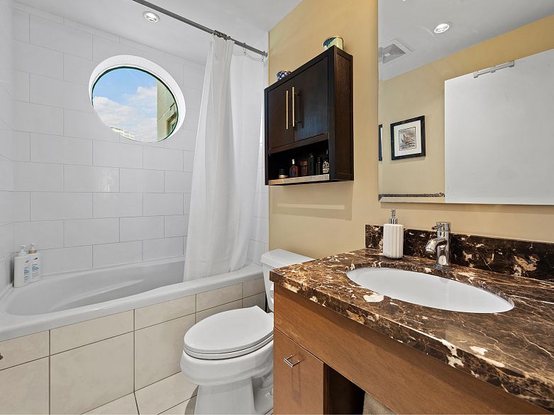 1206 1005 Beach Avenue