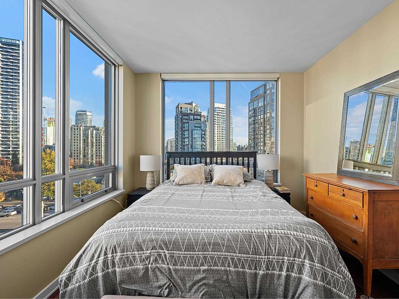 1206 1005 Beach Avenue