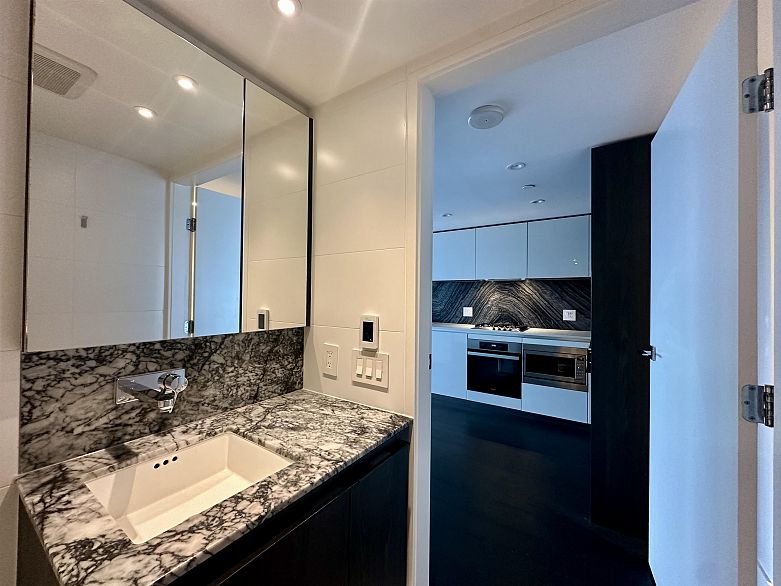 1706 1111 Richards Street