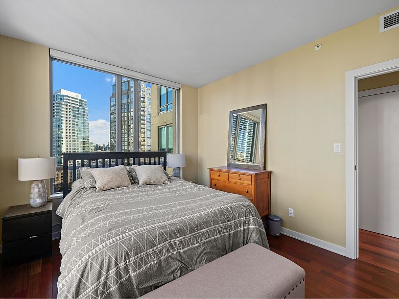 1206 1005 Beach Avenue