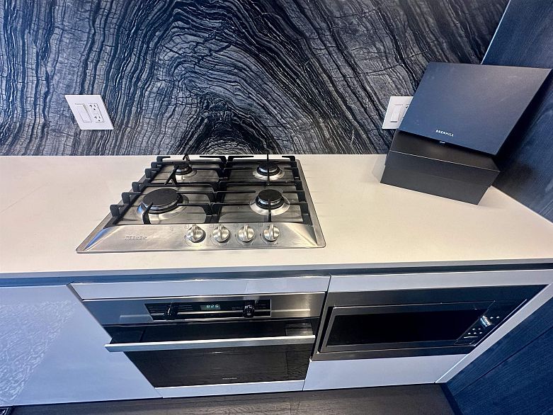 1706 1111 Richards Street