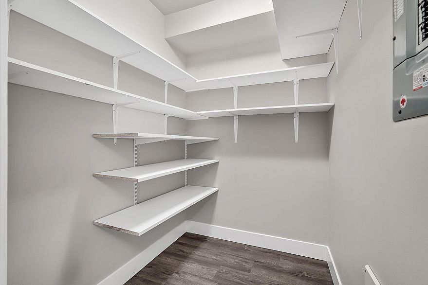 208 707 E 43rd Avenue