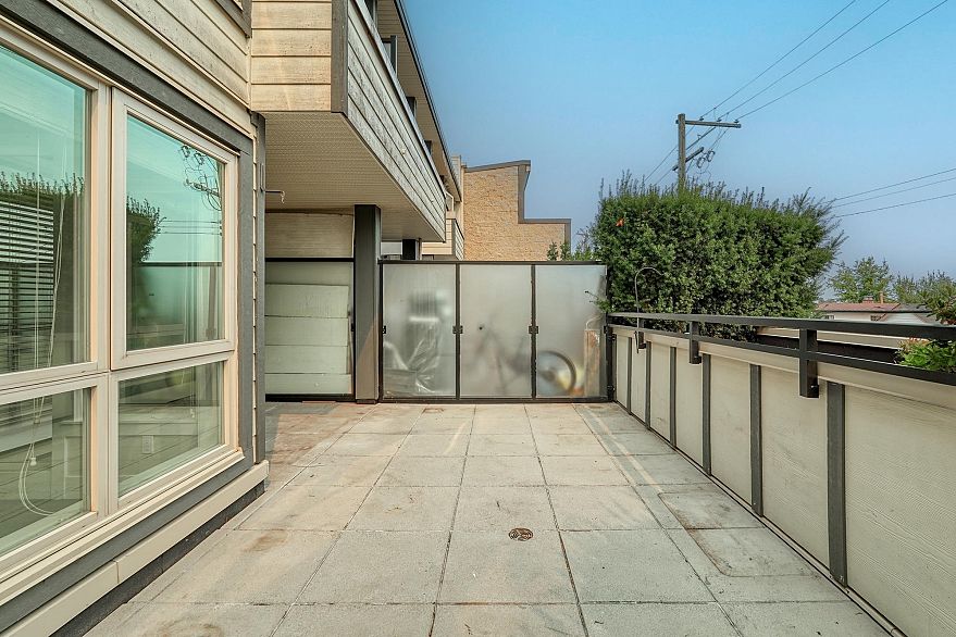 208 707 E 43rd Avenue