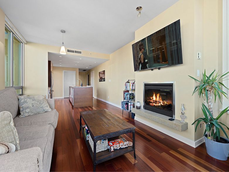 1206 1005 Beach Avenue