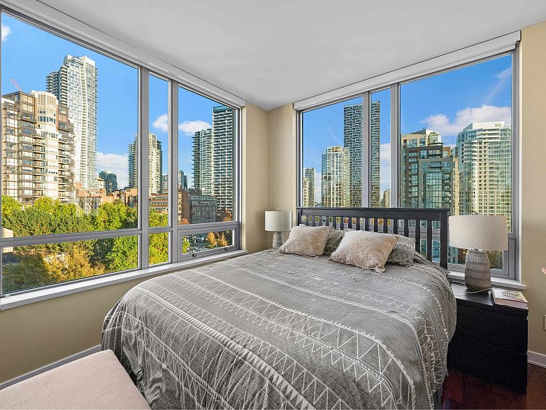 1206 1005 Beach Avenue