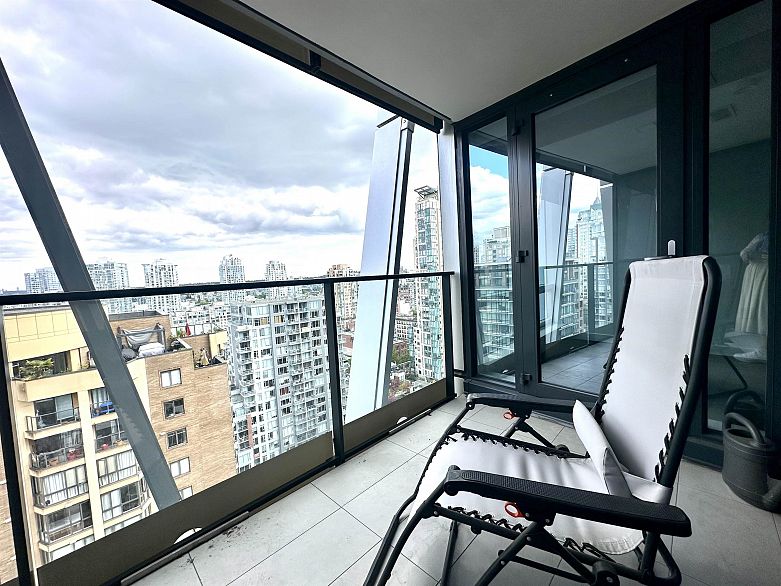 1706 1111 Richards Street