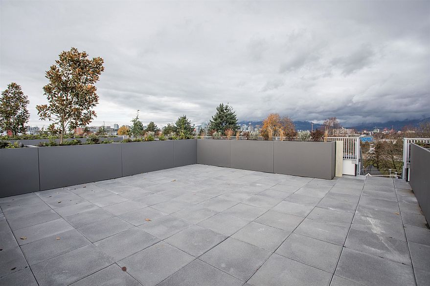 PH521 471 E Broadway