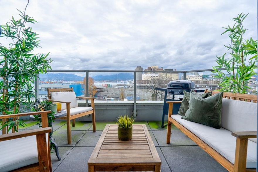 201 983 E Hastings Street