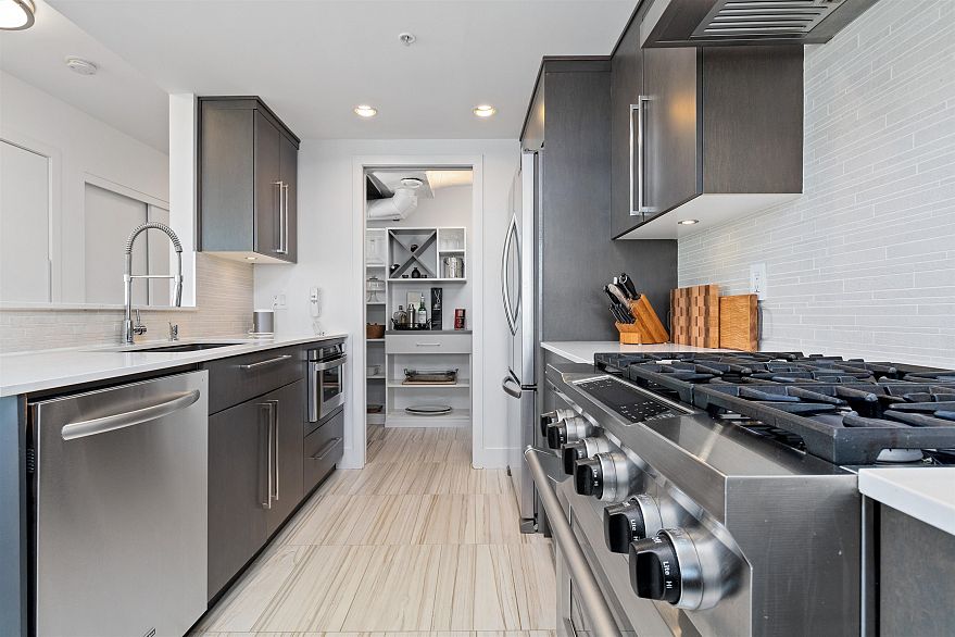 3307 1033 Marinaside Crescent