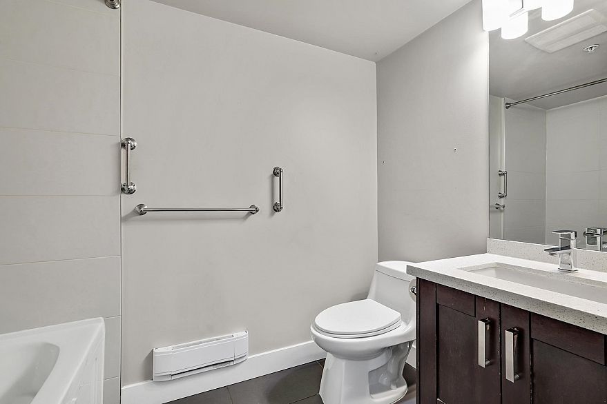 208 707 E 43rd Avenue