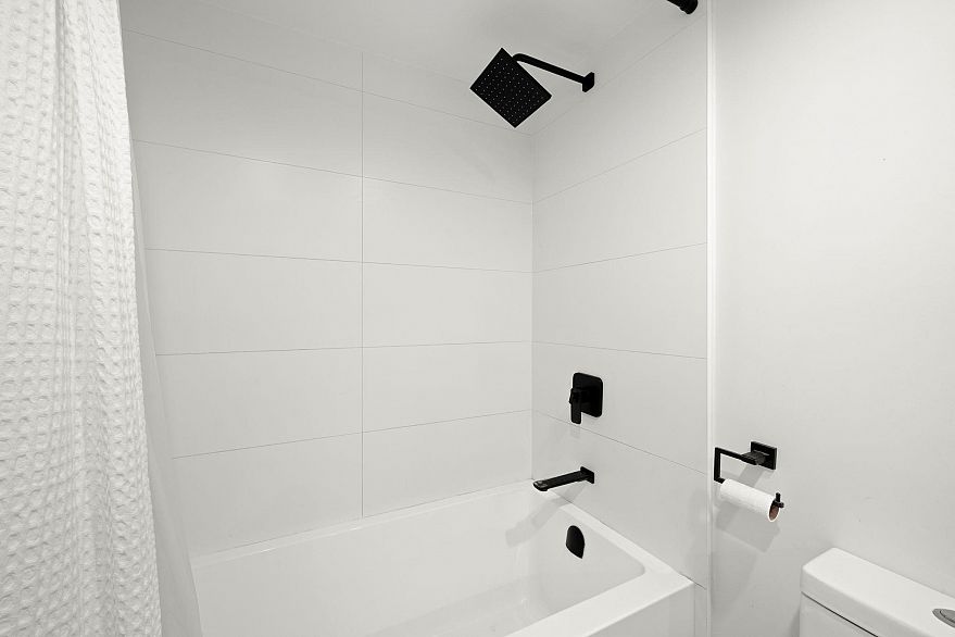 302 2366 Wall Street