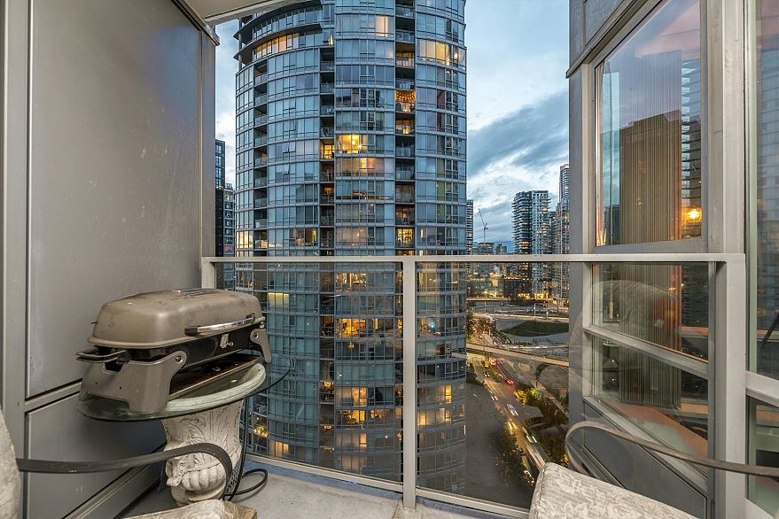 2306 1438 Richards Street