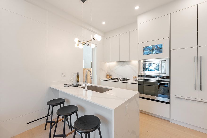 1 6933 Prince Edward Street