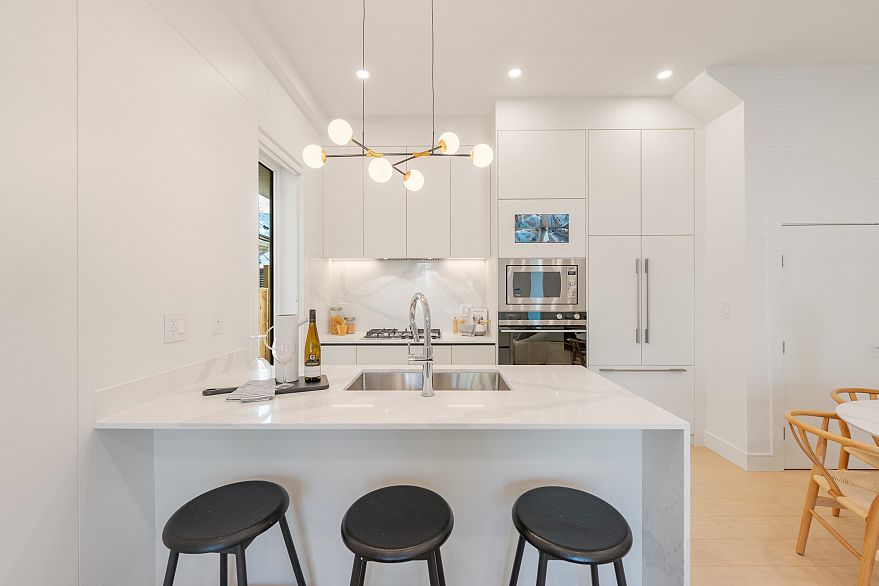 1 6933 Prince Edward Street