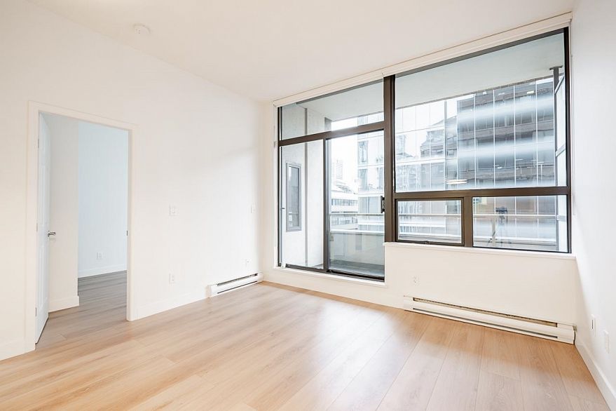 702 1010 Howe Street