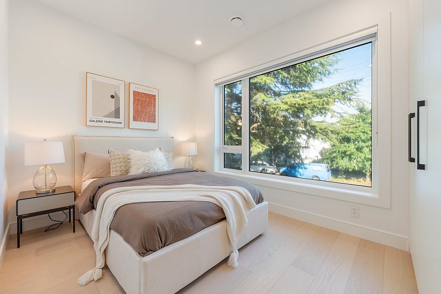 1 6933 Prince Edward Street