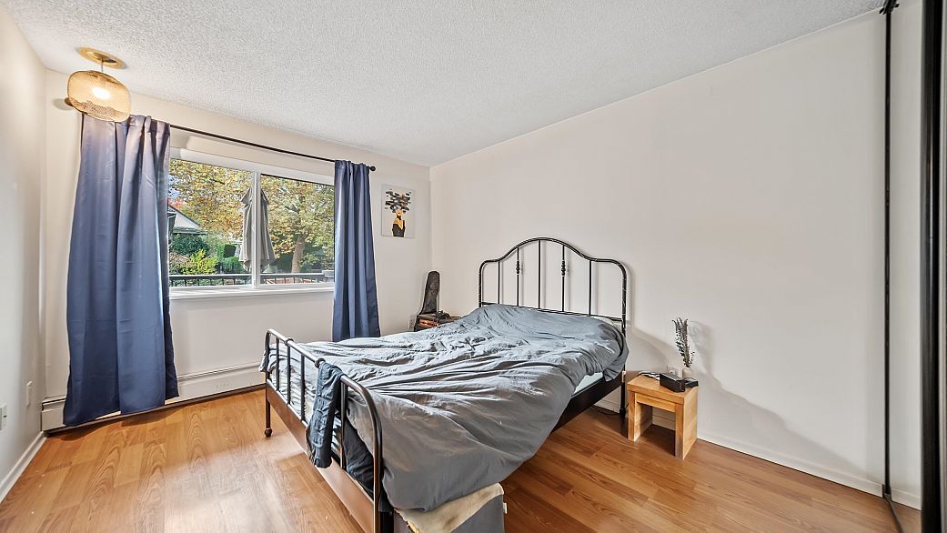 229 2033 Triumph Street