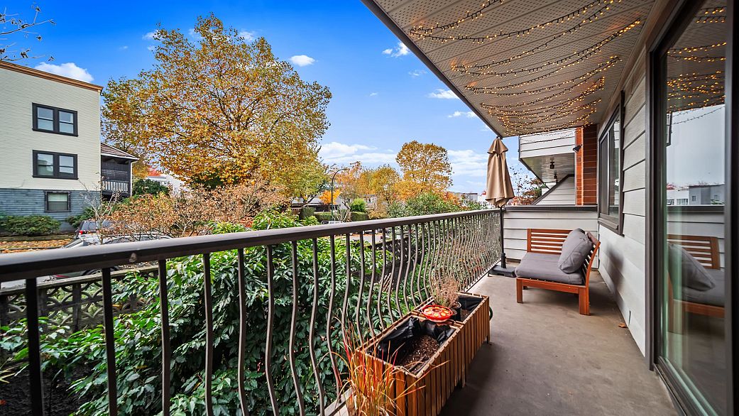 229 2033 Triumph Street