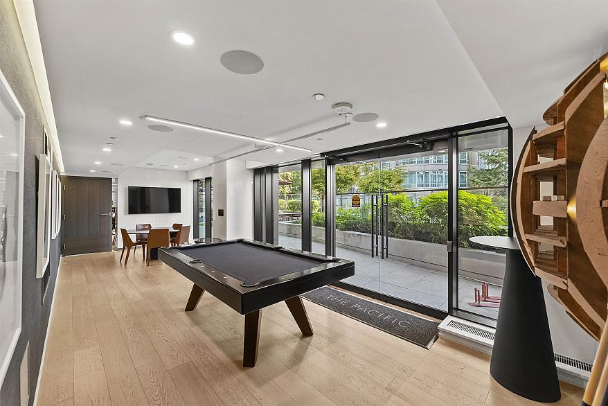 2403 889 Pacific Street