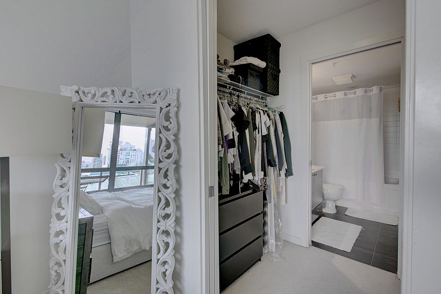 1303 938 Smithe Street