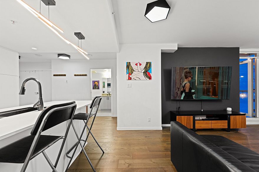 1004 1887 Crowe Street