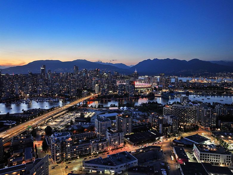 1004 1887 Crowe Street