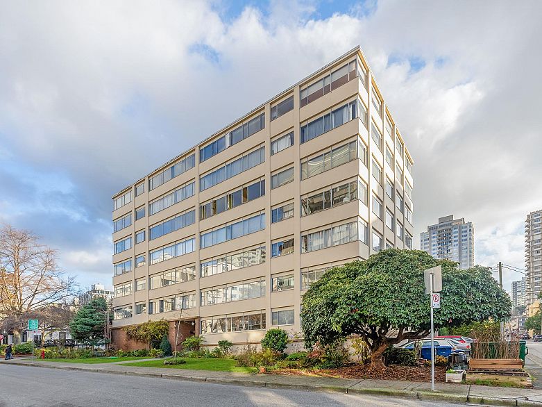 204 1050 Chilco Street