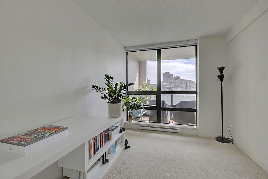 1303 938 Smithe Street