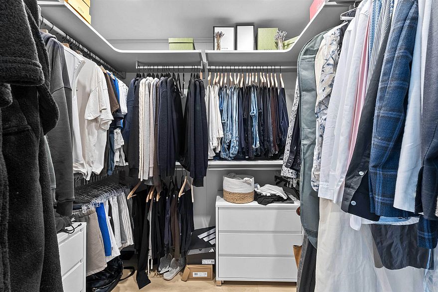 2403 889 Pacific Street