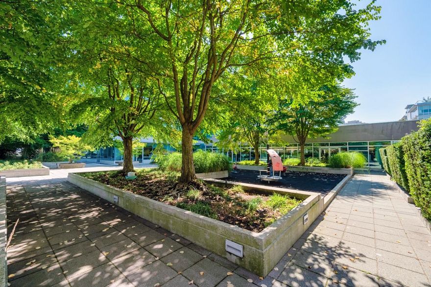 812 522 W 8th Avenue