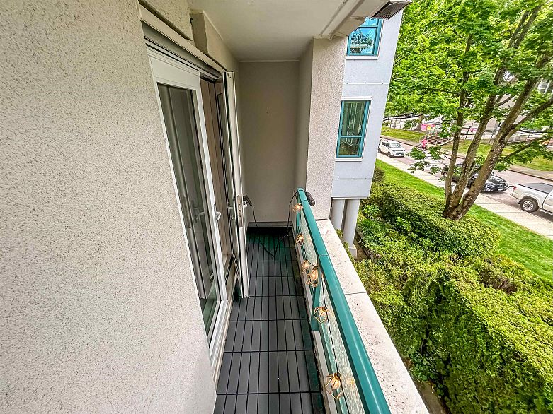 206 2988 Alder Street