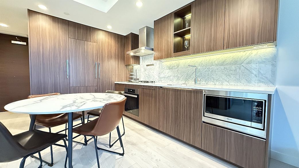 816 1768 COOK STREET, Vancouver BC V5Y 0N3