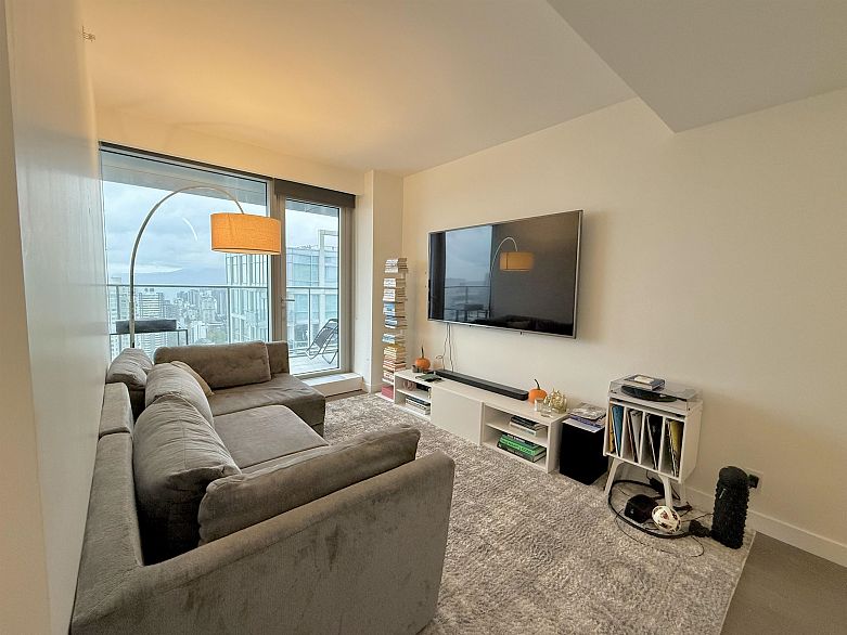 3605 1480 Howe Street