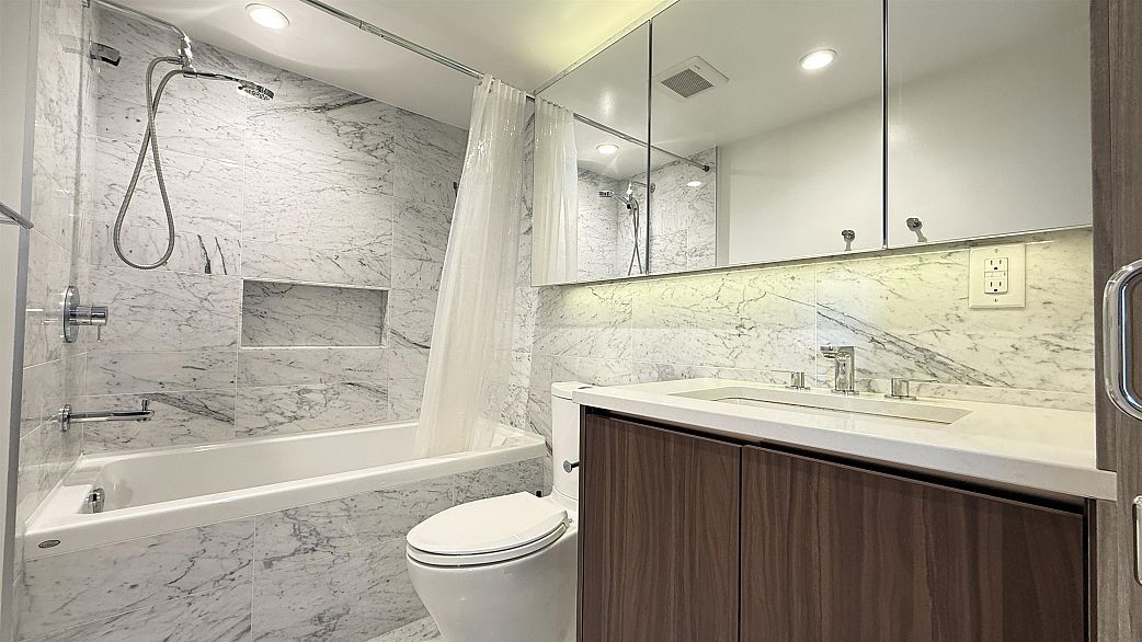 816 1768 COOK STREET, Vancouver BC V5Y 0N3