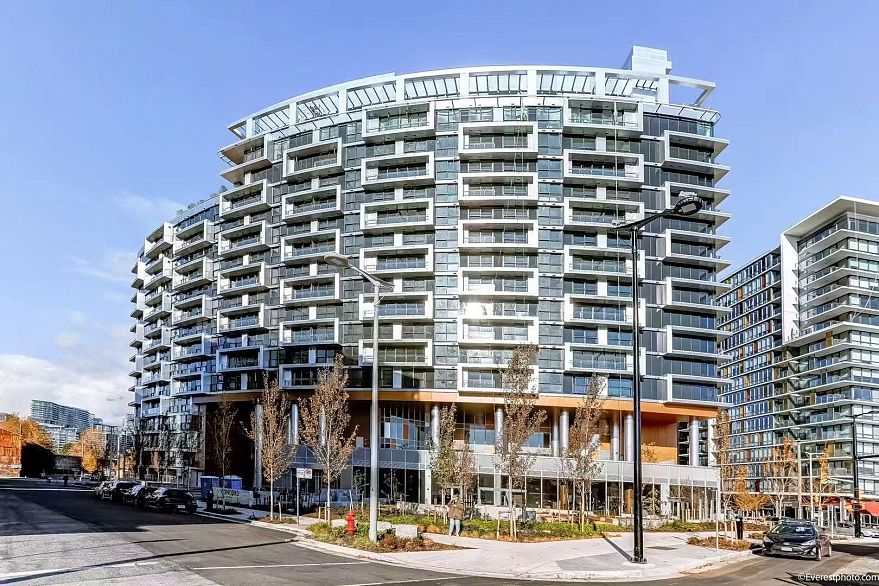 816 1768 COOK STREET, Vancouver BC V5Y 0N3