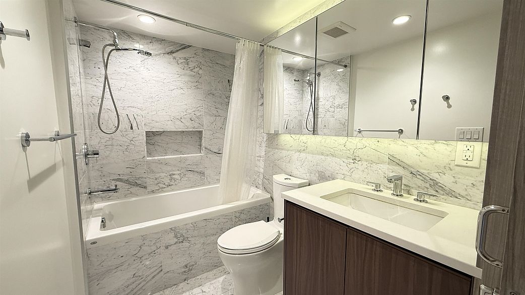 816 1768 COOK STREET, Vancouver BC V5Y 0N3