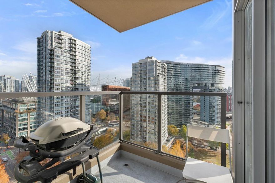 1902 989 Beatty Street