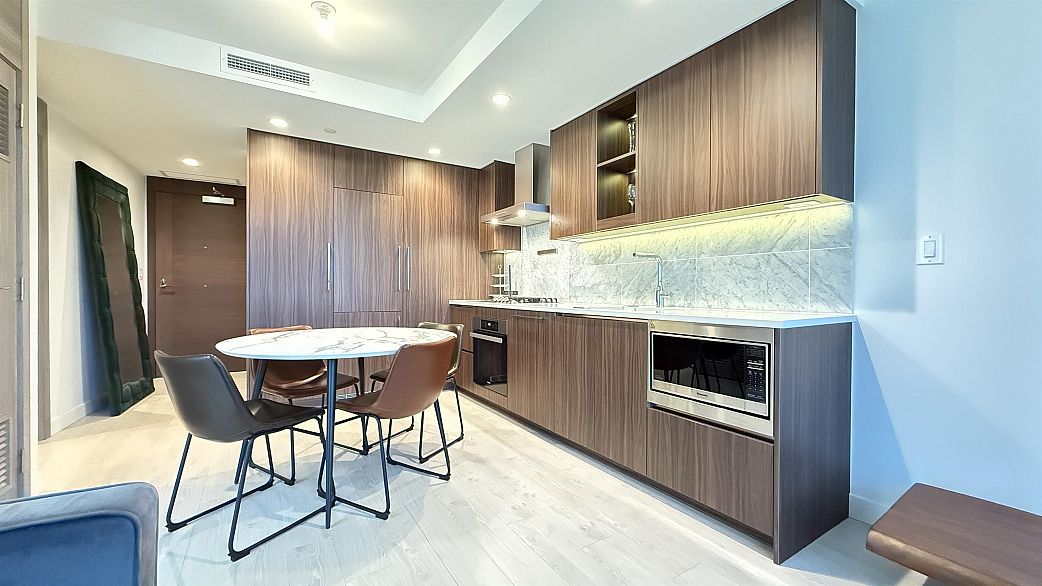 816 1768 COOK STREET, Vancouver BC V5Y 0N3