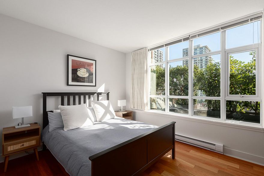 PH803 988 Richards Street