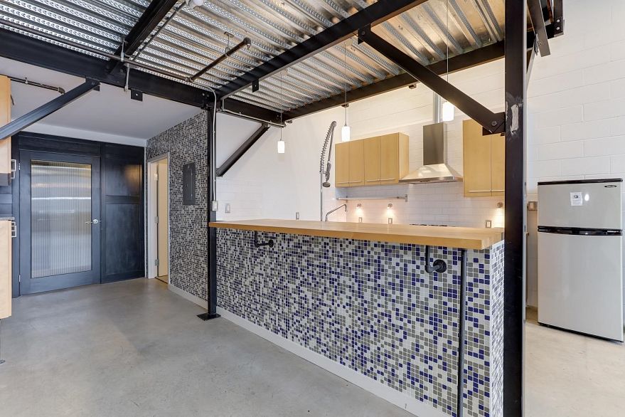 302 1220 E Pender Street