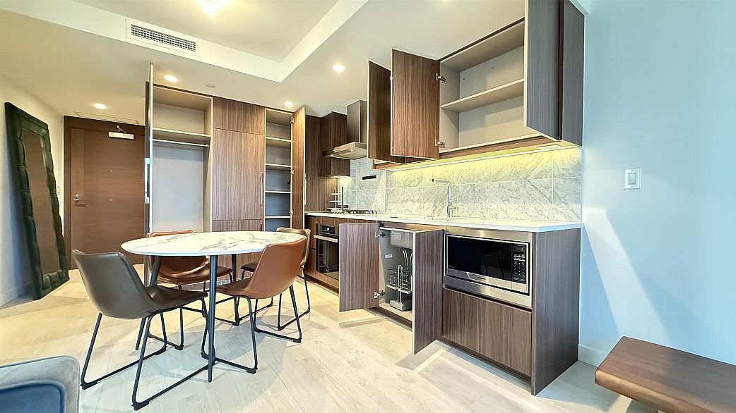 816 1768 COOK STREET, Vancouver BC V5Y 0N3