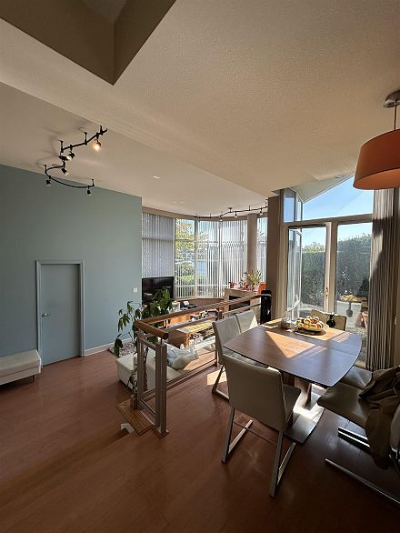 122 1228 Marinaside Crescent