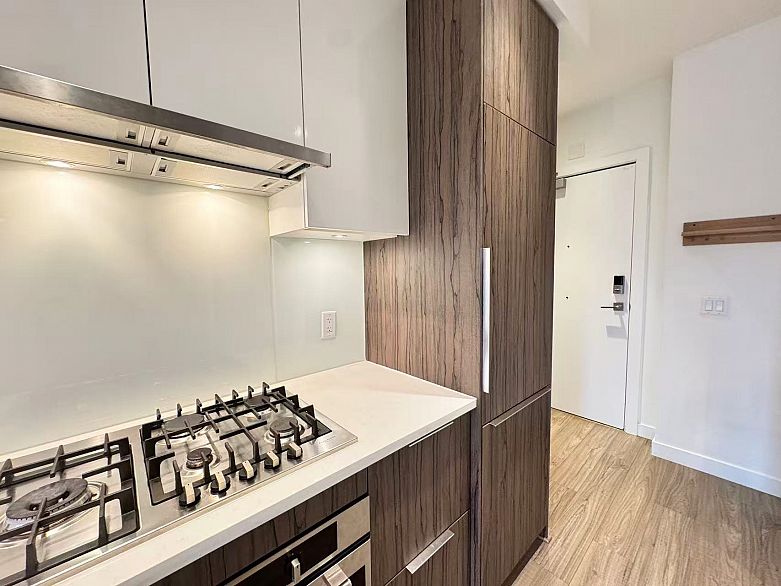 303 379 E BROADWAY STREET, Vancouver BC V5T 1W6