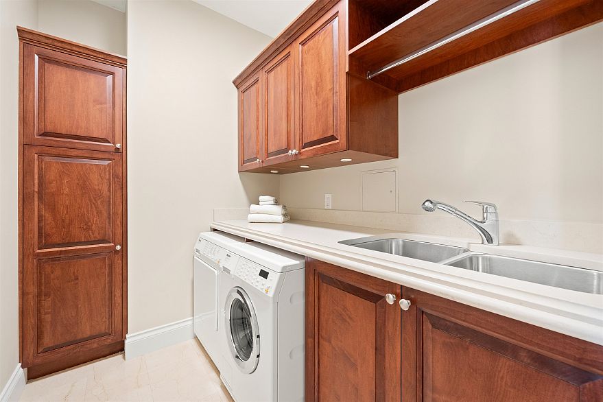 2002 1515 Homer Mews