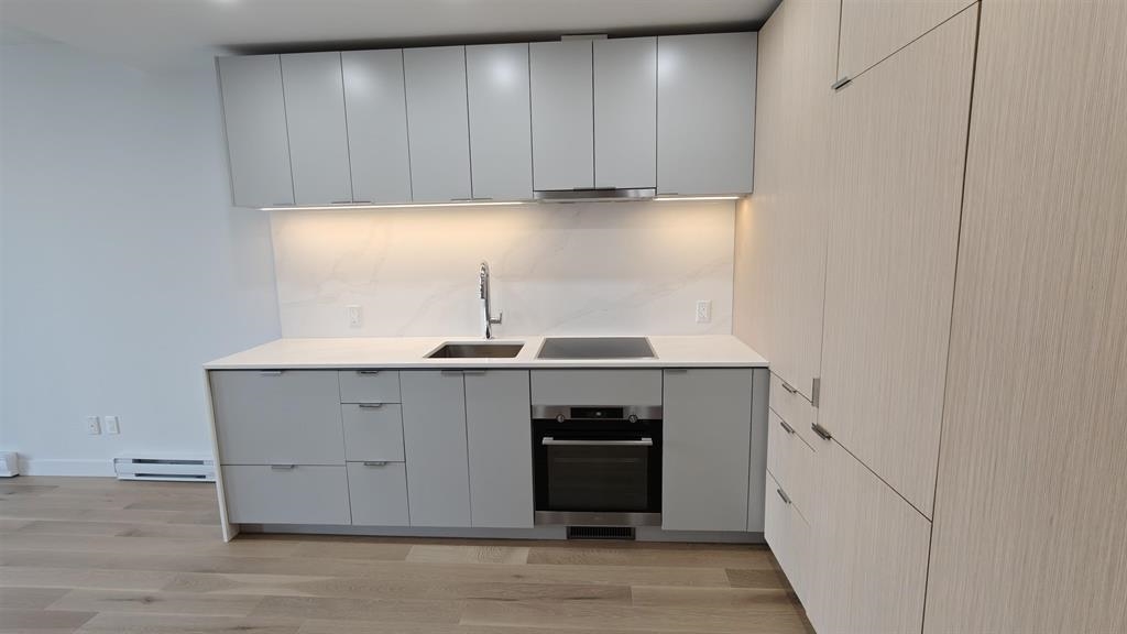 602 239 Keefer Street